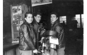 1964 - Revisando las motos